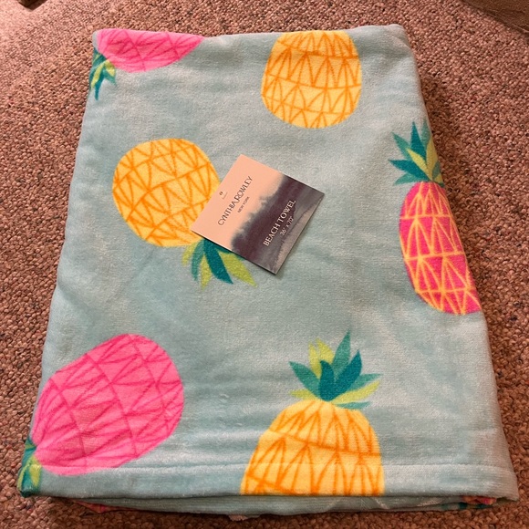 🆕 Cynthia Rowley Perfect Pineapple Oversized Beach Towel - Picture 2 of 11